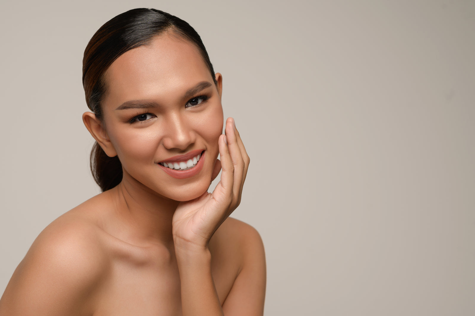 30s women smiling 