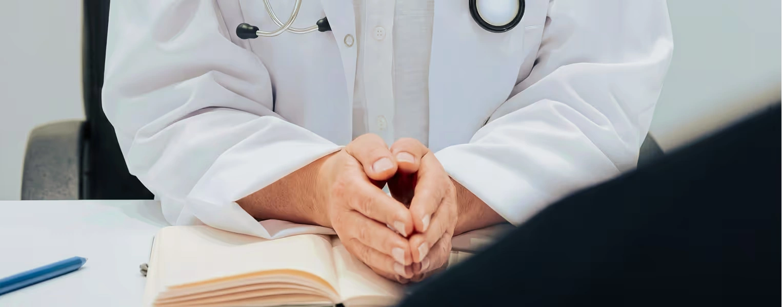 Le mani di un professionista durante una consulenza